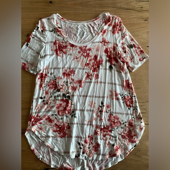24/7 Floral Short Sleeve White Red Tee Shirt‎ Rayon Women’s Medium Preloved - Picture 1 of 5